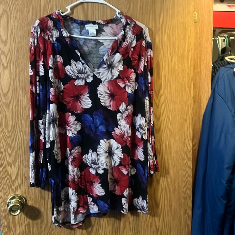 Liz Claiborne Women’s Top – XXL – Red, White & Blue Floral